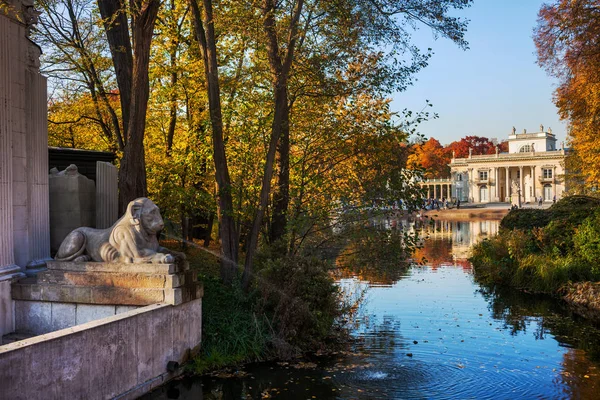 波兰华沙的拉齐恩基公园 带湖树和秋树的皇家浴场公园 从17世纪开始在岛上的宫殿 水上的宫殿 — 图库照片