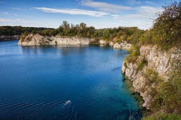 波兰克拉科夫市的 Zakurzowek 前石灰石采石场的湖泊和悬崖 — 图库照片