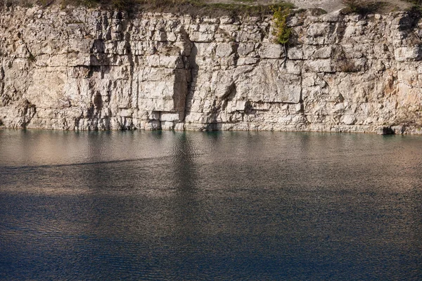 扎克拉佐韦克水库悬崖和湖 前石灰石采石场在克拉科夫 — 图库照片