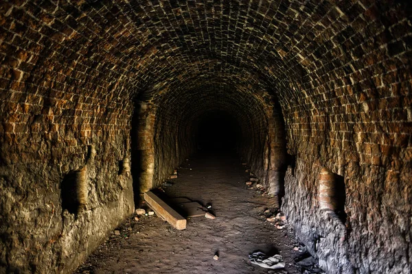 在一座废弃的砖房里 在一座废弃的砖房里 有一个可怕的拱形走廊 城市探险 闹鬼的隧道看起来很可怕 — 图库照片