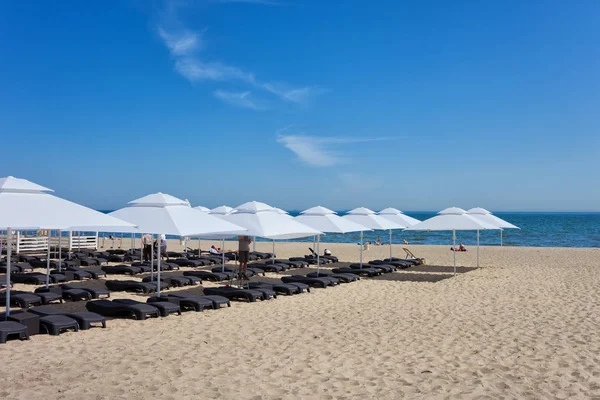 Plage Avec Chaises Longues Parasols Mer Baltique Dans Station Balnéaire — Photo