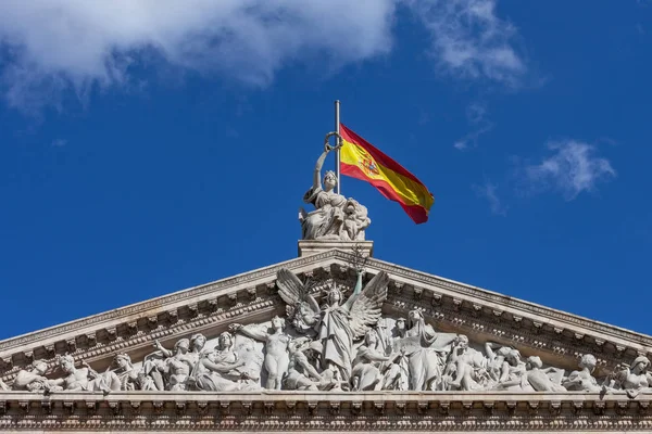 スペイン マドリード スペインの国立図書館 世紀の新古典主義建築 彫刻のペディメントを表す手紙 科学および芸術 ヒスパニアの上の像の勝利 ストックフォト