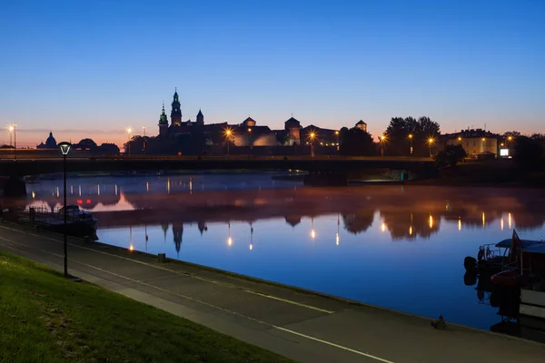 波兰克拉科夫市维斯图拉河和瓦维尔城堡的黎明 — 图库照片