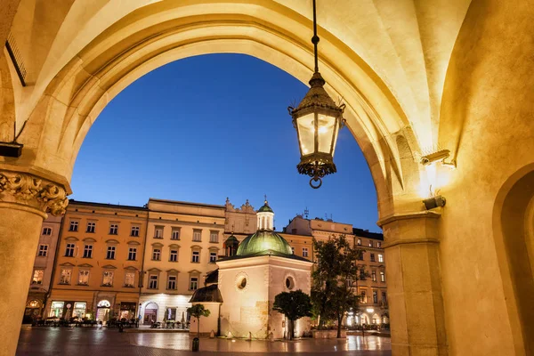 Cidade Cracóvia Noite Polônia Arco Ranaissance Cloth Hall Sukiennice Igreja — Fotografia de Stock