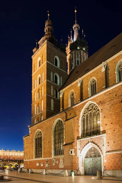Mary Bazilika Noci Krakově Polsko Gotická Architektura Kostele Panny Vzata — Stock fotografie
