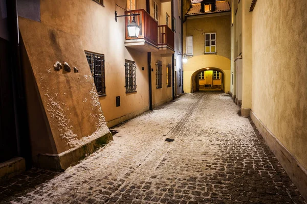 ポーランドのワルシャワの古い町都市の冬夜の間にドーナ通り — ストック写真