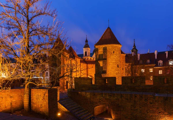 Murallas de la ciudad y Barbican en Varsovia por la noche —  Fotos de Stock