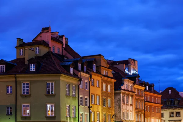 Gamla stan hus i Warszawa på natten — Stockfoto