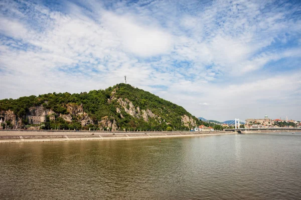 Gellért Hill na Dunaji v Budapešti — Stock fotografie