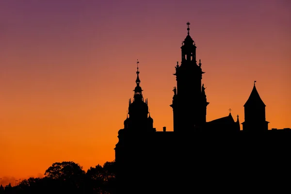 Catedral de Wawel e silhueta do castelo em Cracóvia — Fotografia de Stock