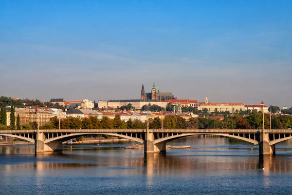 Prag şehir manzarası nehir manzarası — Stok fotoğraf
