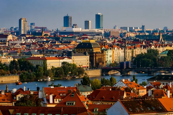 Praha Sunset Cityscape i Tsjekkia – stockfoto