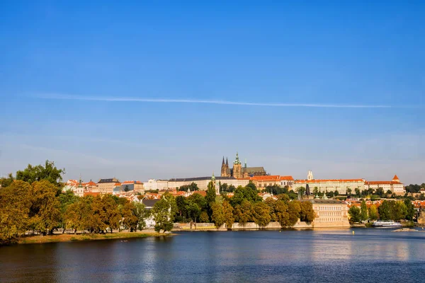 Praag City Skyline-rivierzicht — Stockfoto