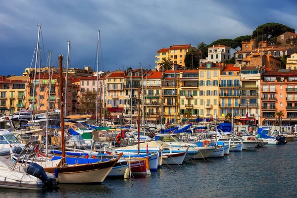 Cannes stad uitzicht vanaf de haven naar de oude stad — Stockfoto