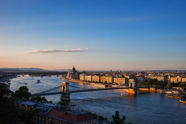 Stadt Budapest und Donau bei Sonnenuntergang — Stockfoto