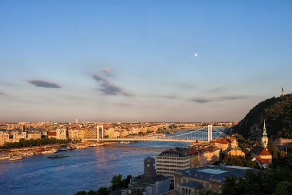 Ciudad de Budapest al atardecer — Foto de Stock