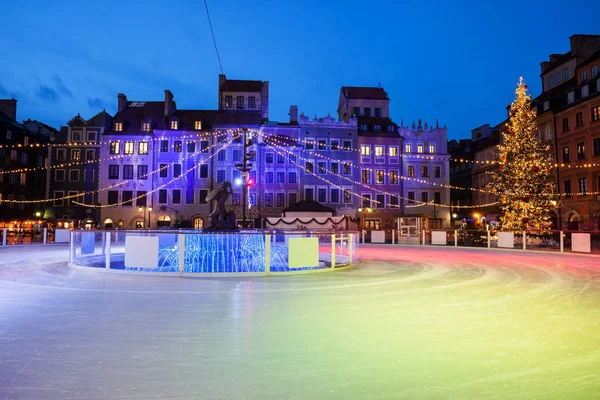 Rinque de gelo na cidade velha de Varsóvia à noite — Fotografia de Stock