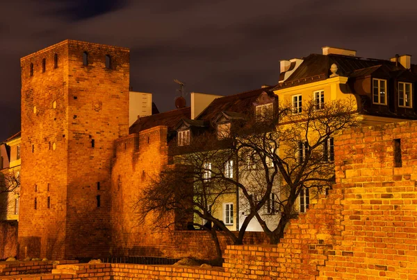 Ommuurde oude stad van Warschau 's nachts — Stockfoto