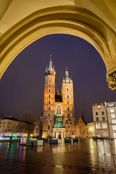 St Mary bazilika v noci v Krakově — Stock fotografie