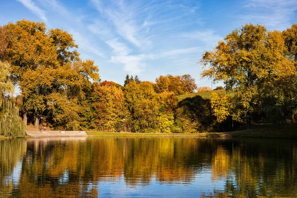 Höst i Moczydlo Park i Warszawa — Stockfoto