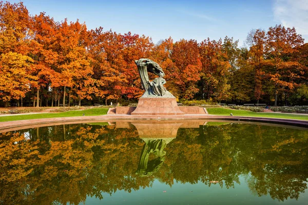 Pomnik Chopina w jesieni Lazienki Park w Warszawie — Zdjęcie stockowe