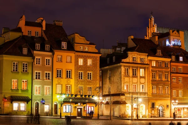 Warszawas historiska stadskärna hus på natten i Polen — Stockfoto