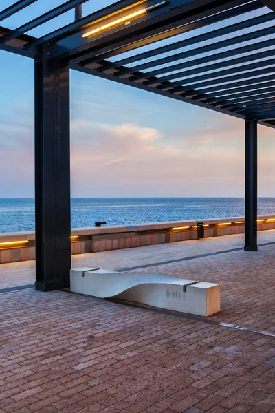 Promenade de la mer avec banc et pergola — Photo