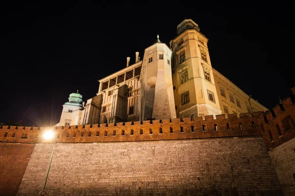 Castillo Real de Wawel por la noche en Polonia —  Fotos de Stock