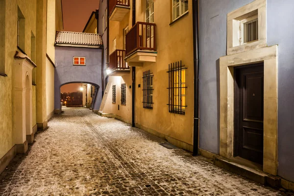 Straat in de oude stad van Warschau 's nachts — Stockfoto