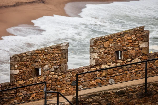Mury obronne z kamienia obronnego nad morzem — Zdjęcie stockowe