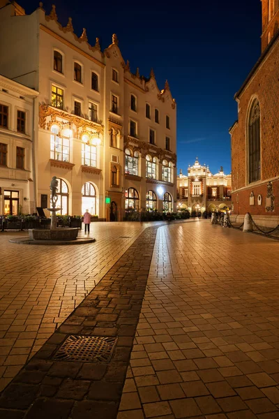 Gamla stan på natten i staden Krakow — Stockfoto