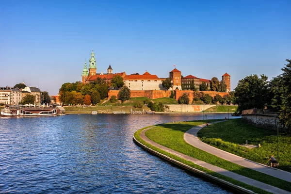 Zamek Królewski na Wawelu nad Wisłą w Krakowie — Zdjęcie stockowe