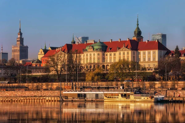 Gün doğumunda Varşova'daki Kraliyet Kalesi — Stok fotoğraf