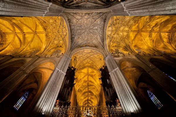 Gotiska valv i Sevilla-katedralen i Spanien — Stockfoto