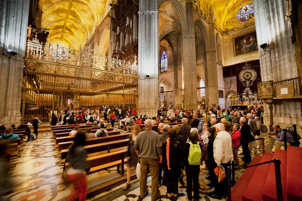 Grupo de Turistas en Visita Turística en la Catedral de Sevilla — Foto de Stock