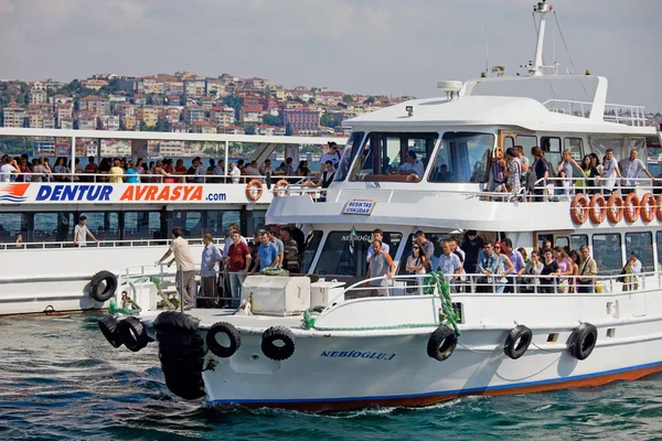 İstanbul 'da yolcu feribotu — Stok fotoğraf