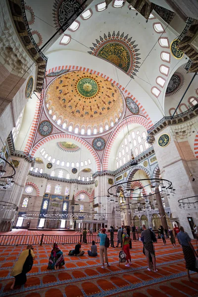 苏莱曼尼耶清真寺内部在伊斯坦布尔 — 图库照片