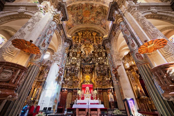 Altar alto na Catedral de Sevilha na Espanha — Fotografia de Stock