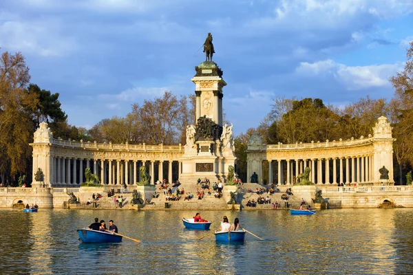 Monument and Lake in Retiro Park in Madrid — Stock Photo, Image