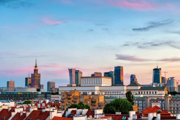 Stad Warschau bij zonsondergang in Polen — Stockfoto