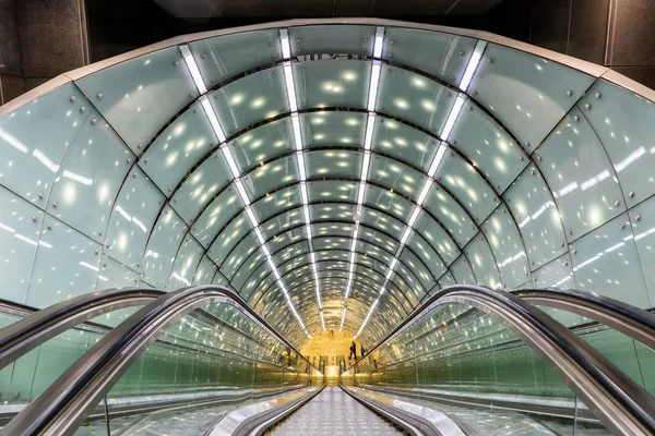 Abstrakte moderne Architektur der Warschauer U-Bahn-Rolltreppe — Stockfoto
