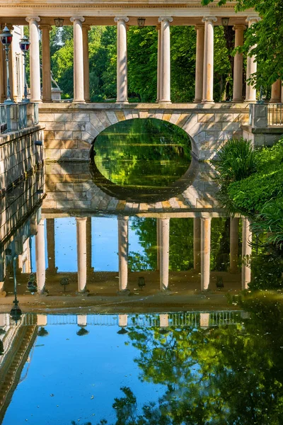 Most Canal w parku lazienki w Warszawie — Zdjęcie stockowe