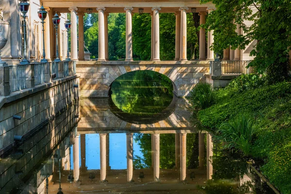Γέφυρα με κιονοστοιχία στο πάρκο Τεμπένκη — Φωτογραφία Αρχείου
