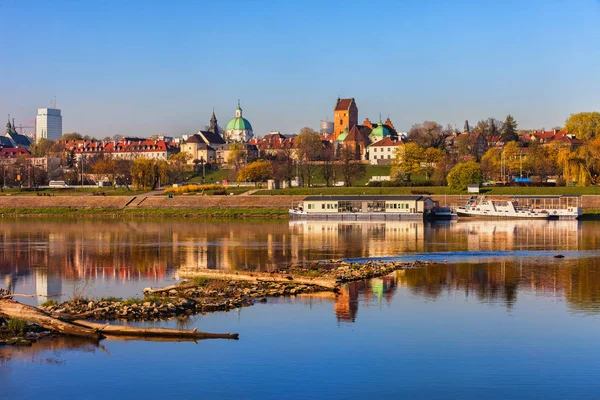 Widok na rzekę Warszawa z nowym miastem — Zdjęcie stockowe