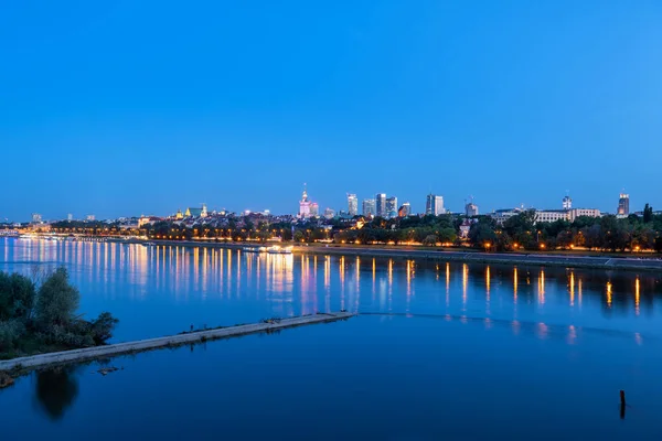 Warszawa utsikt över floden på kvällen — Stockfoto