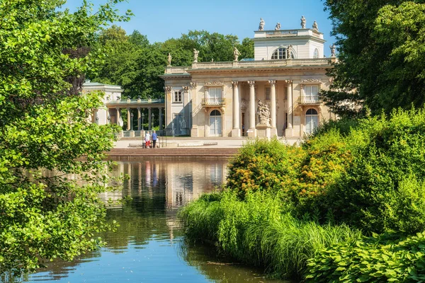 Lake And Palace In Lazienki Park In Warsaw — Stock Photo, Image