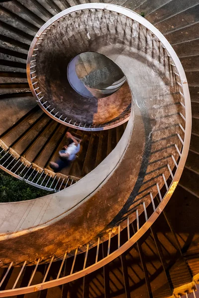 夜の螺旋階段抽象 — ストック写真