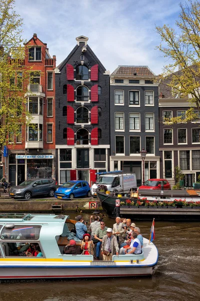 Boat på Prinsengracht Canal i Amsterdam – stockfoto