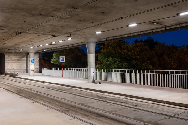 Puente Tramline Plataformas y carriles en la noche —  Fotos de Stock