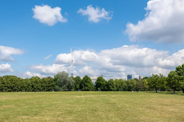 Lucht-en Park gazon achtergrond — Stockfoto